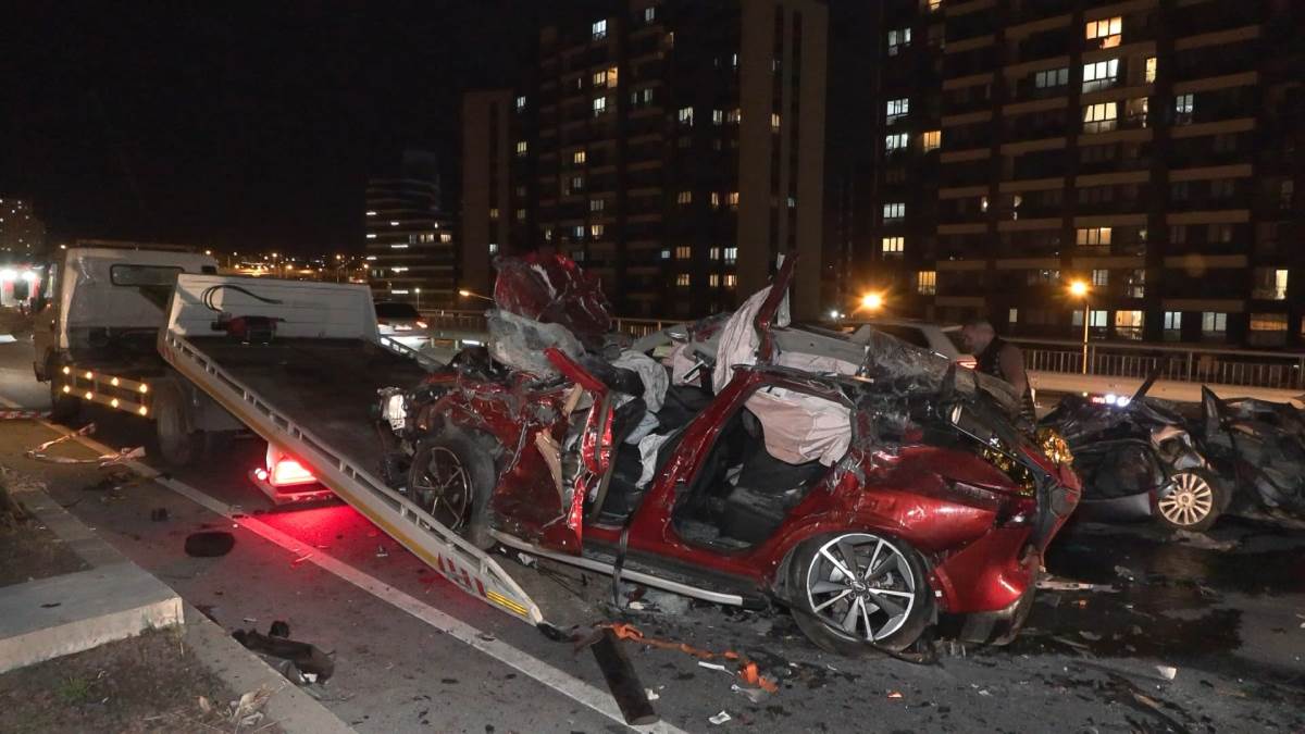 Başakşehir'de feci kaza... Araçlar hurdaya döndü: 3 ölü, 1 yaralı