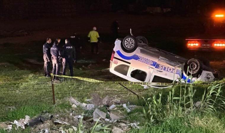 Yolda köpeğe çarpan polis aracı şarampole uçtu: 3 polis yaralı