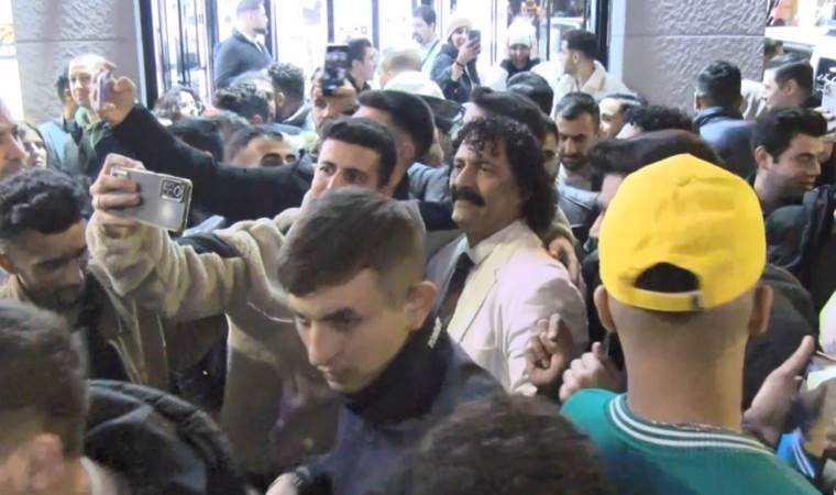 İstiklal Caddesi’nde yeni yıl coşkusu: Müslüm Gürses’in benzeri ile fotoğraf çektirdiler