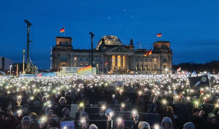 Almanya’da yüz binler ırkçılığa karşı sokağa çıktı