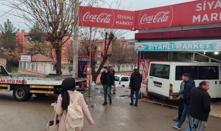 Diyarbakır’da minibüs markete girdi: 5 öğrenci yaralandı