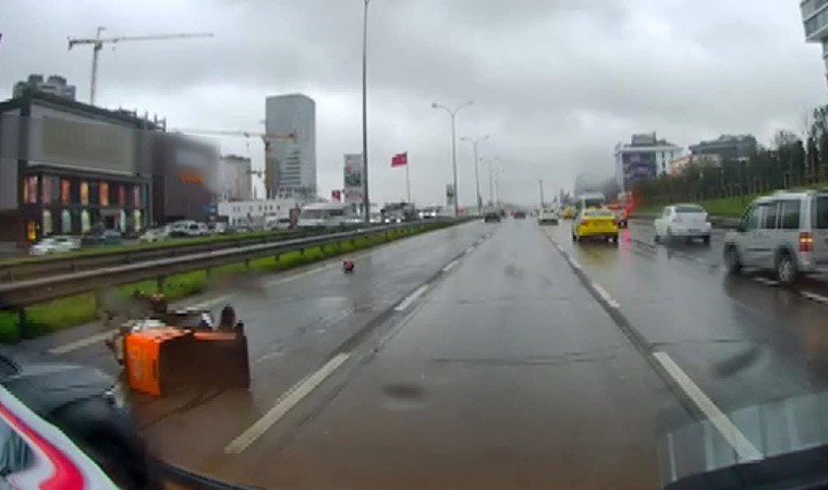 Maltepe’de panik anları: Motokurye otomobilin altında kalmaktan son anda kurtuldu