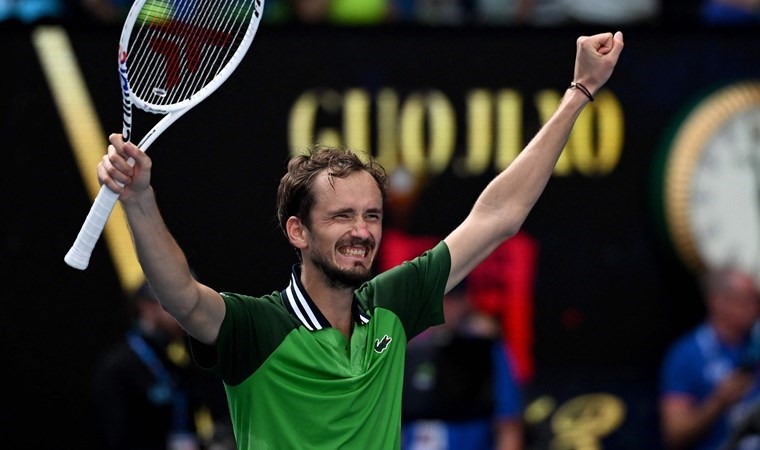 Avustralya Açık’ta 4 saat süren maçta yarı final biletini alan Daniil Medvedev oldu!