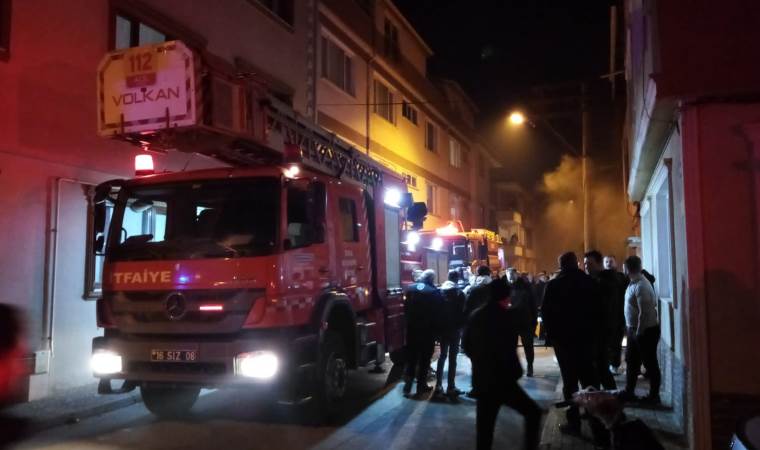 Bursa’da hareketli gece: Yangında mahsur kalan çocuğu itfaiye kurtardı