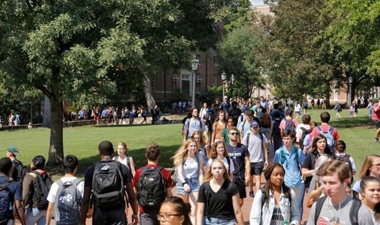 Araştırma: Üniversite veya okulda geçirilen her yıl ömrü uzatıyor