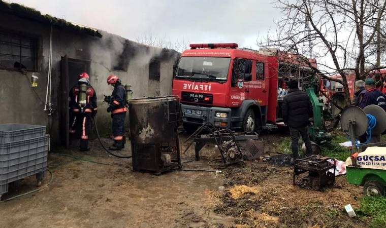 Samanlık ve ahır yangınında 9 büyükbaş öldü
