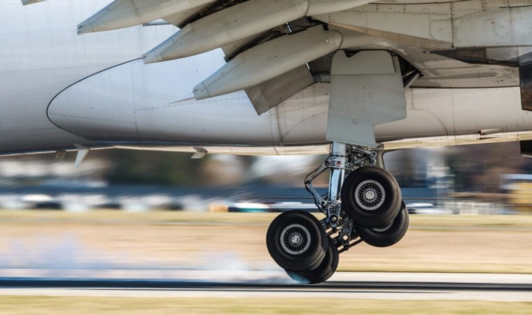 Boeing sorunları devam ediyor: Kalkışta tekerleği düştü