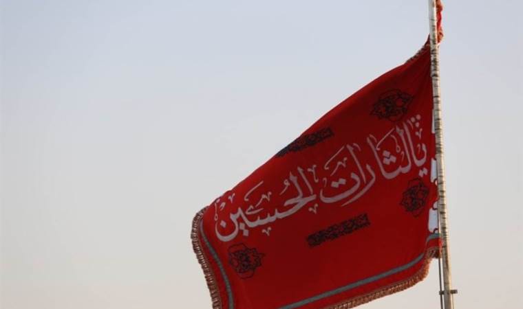 İran’da ‘intikam’ bayrağı yeniden göndere çekildi