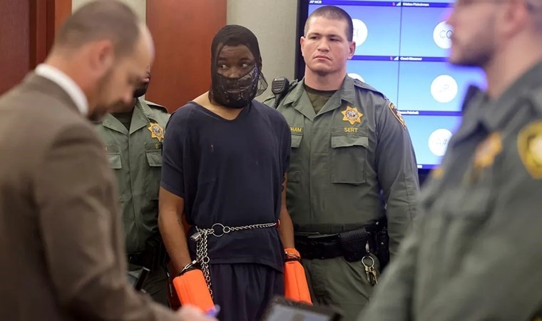 Hakime atlamıştı: Duruşmaya maske ve zincirle çıkarıldı