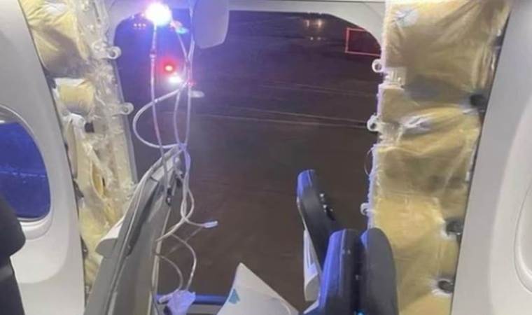 Penceresi kopan yolcu uçağı acil iniş yaptı