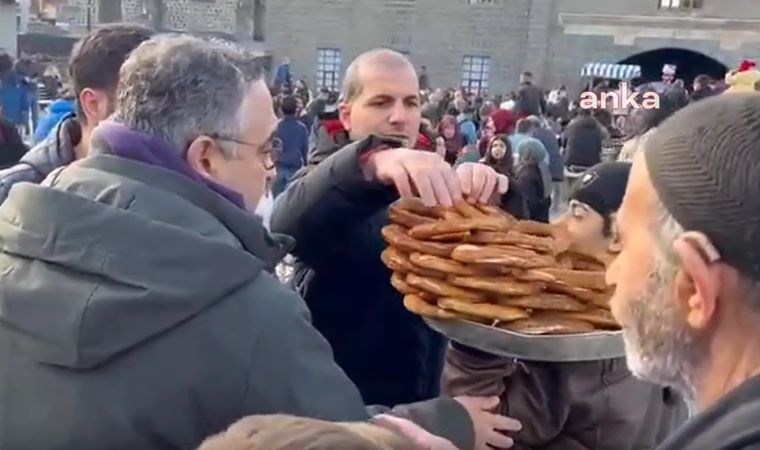 CHP’li Tanrıkulu Diyarbakır’da simit dağıttı: ‘Sokaktan haberi olmayan siyasetçiler var’