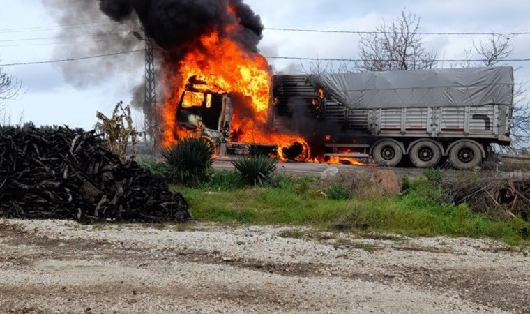 Arızalanınca sürücüsünün tamirci aramaya gittiği TIR yandı