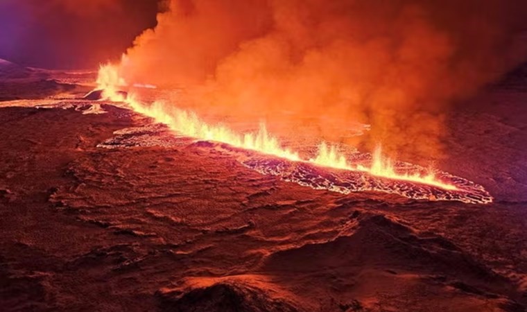 İzlanda’da yanardağ patladı