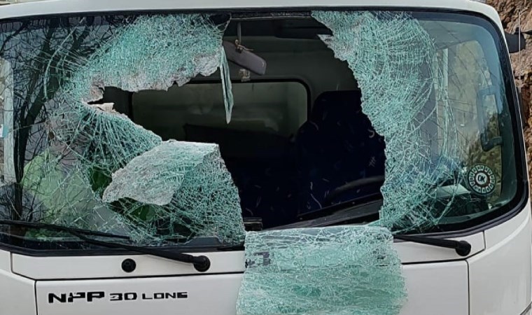 Tunceli’de dağdan kopan kayanın isabet ettiği kamyonetteki kişi öldü