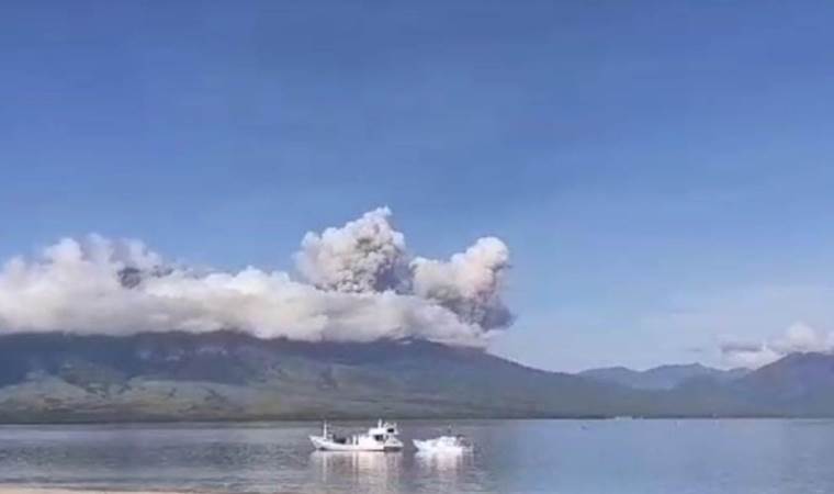 Endonezya’da yanardağ patladı: Binlerce kişi tahliye edildi