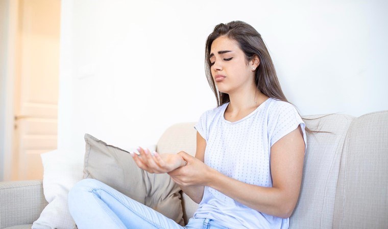 Duygusal hassasiyeti olan kişilerde daha sık görülüyor! Geçmeyen ağrılarınızın sebebi olabilir…