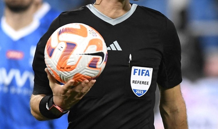 İngiltere’de tarihi olay: Taraftar, sakatlanan hakemin yerine geçti!