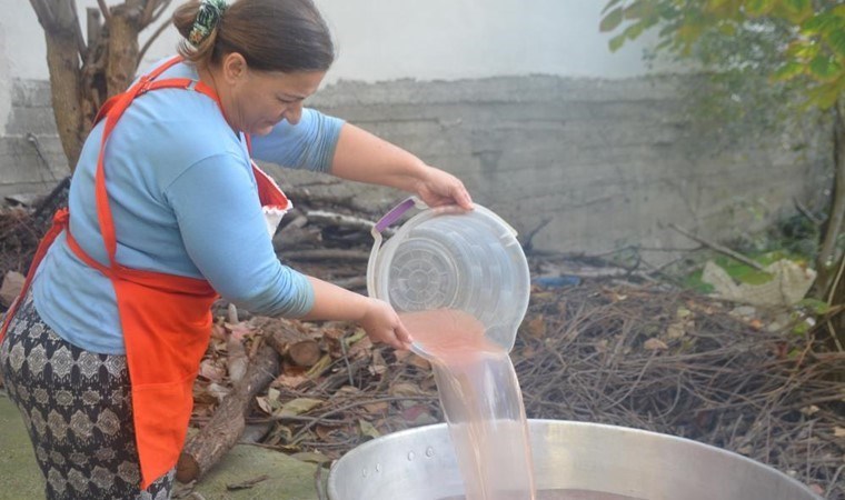 Bilecik’te hasat bitti, kazanlar kaynamaya başladı! Yaklaşık 1 asırdır aynı yöntemle  yapılıyor, 100 kilodan 10 kilo elde ediliyor…