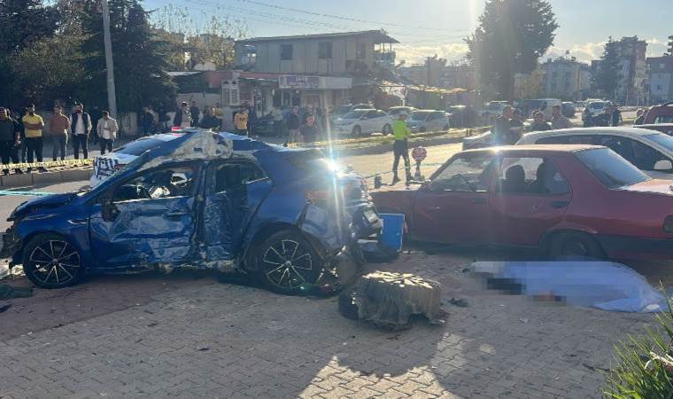 Antalya’da feci olay… Otomobil, otobüs durağına daldı!