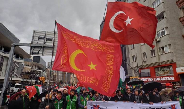 Şeriat provası gibi miting: ‘Hilafet sancağı’ taşıdılar