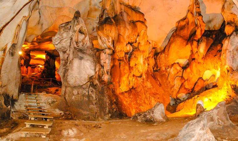 Anadolu’nun doğal güzelliğine ziyaretçi akını: 5 milyon yıllık Yalan Dünya Mağarası doğal güzelliğiyle büyülüyor