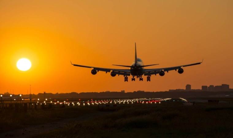 Kontrol kulesine yıldırım çarptı: Uçuşlar iptal oldu