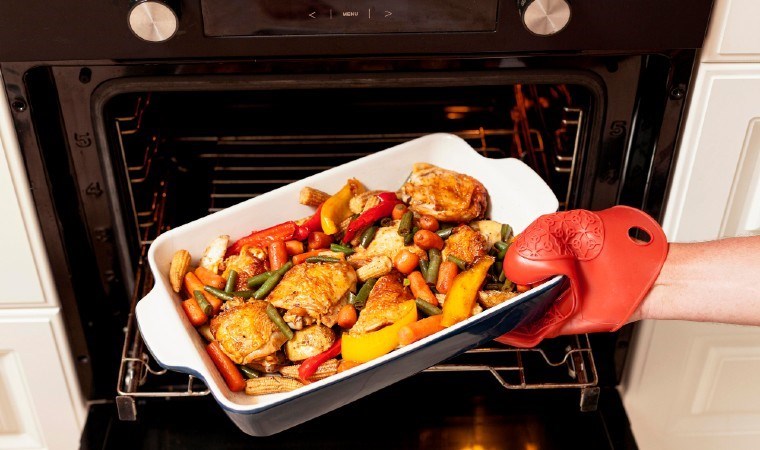 Az yağ ile çok daha sağlıklı yemekler yapmak mümkün! İşte fırında az yağ ile yapabileceğiniz hem pratik hem leziz 5 yemek tarifi…