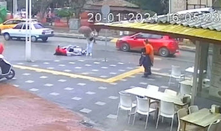 Motosikletin yayaya çarptığı kaza anı kamerada: 2 yaralı