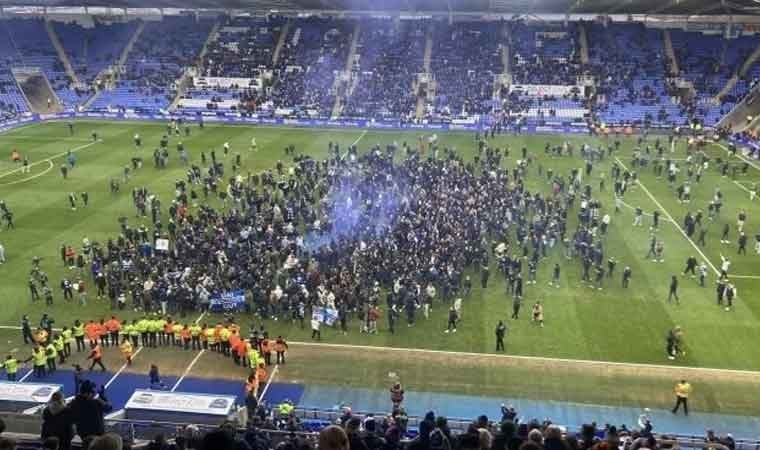 İngiltere’de ortalık fena karıştı! Maç ertelendi…