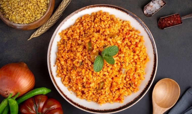 Geleneksel lezzet: Anne eli değmiş gibi salçalı bulgur pilavı…