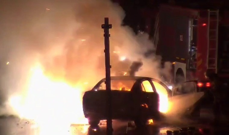 Köprünün girişinde otomobil alev alev yandı!