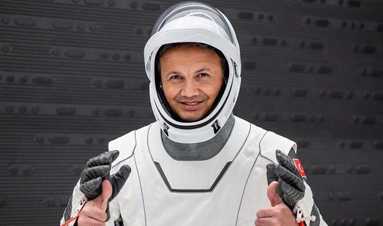 Alper Gezeravcı, sosyal medyadan gelen soruları uzaydan yanıtladı: ‘Dönüşte boy uzaması olacak mı?’ sorusuna dikkat çeken cevap