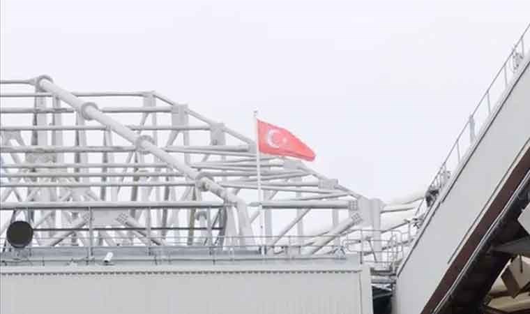 Manchester United, Altay Bayındır onuruna stadında Türk bayrağı dalgalandırdı