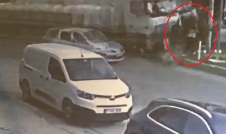 TIR’ın altında kalmaktan son anda kurtuldu!