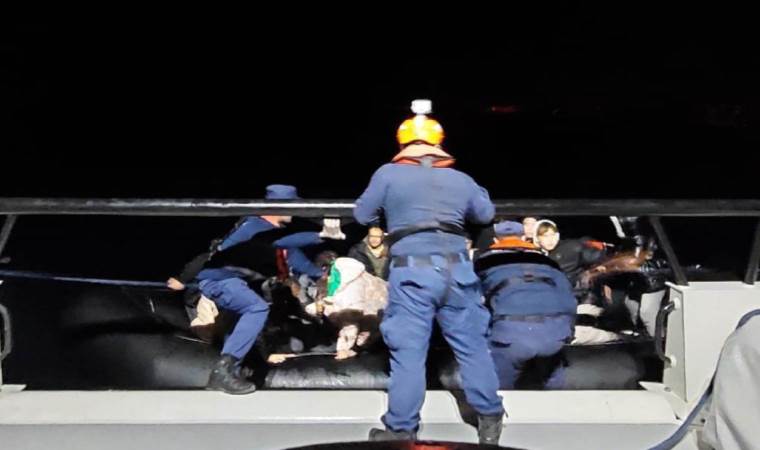 İzmir açıklarında 47 kaçak göçmen kurtarıldı