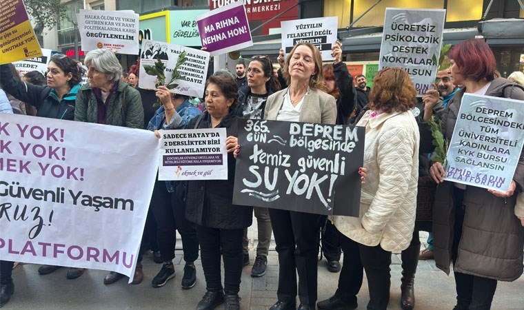 Kadınlar depremde yaşamını yitirenler ve çocuklar için sokaktaydı