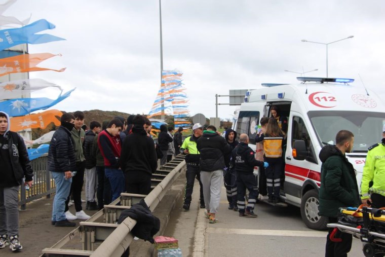 Maça giden taraftarları taşıyan midibüs TIR'a çarptı: Çok sayıda yaralı var!