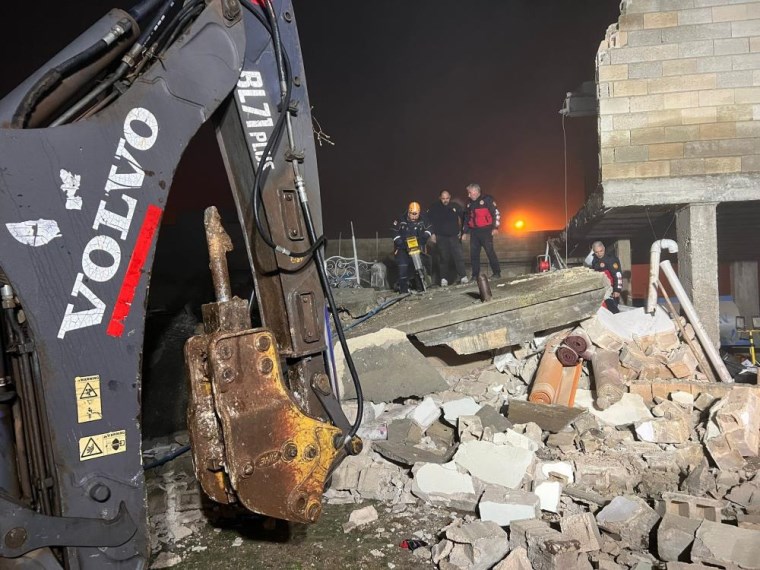 Şanlıurfa’da 2 katlı ev çöktü: 2 ölü, 8 yaralı