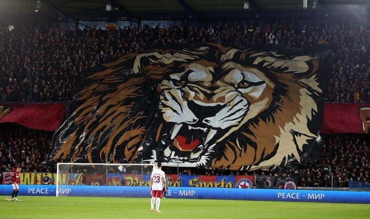 Sparta Prag taraftarından skandal pankart!