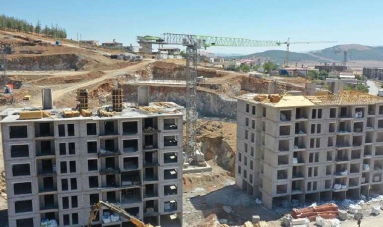 Barınma sorunu ile uğraşan depremzedeler yine mağdur edildi: Hatay’da üç aileye bir TOKİ!