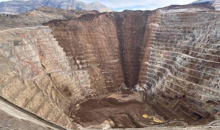 İşçiler göçük altındayken 4 günde 190 futbol sahası büyüklüğünde 11 madene onay!