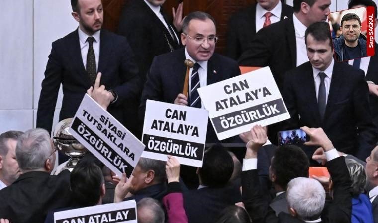 Bekir Bozdağ’a ‘kitapçık’ fırlatan CHP’li vekil Bankoğlu: Saygısızlık arayan halk iradesinin gasp edilmesine baksın