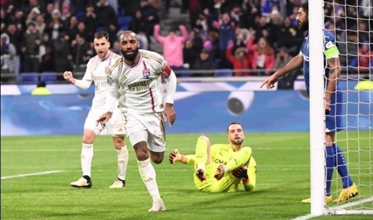 Lyon sahasında 3 puanı tek golle aldı
