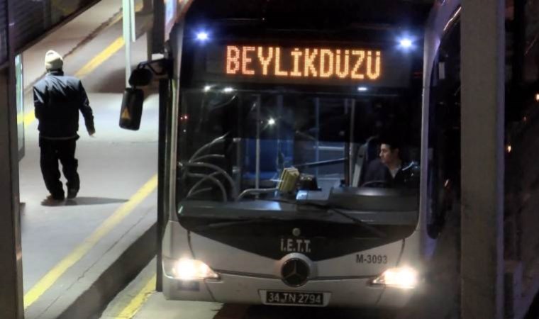 Arızalanan metrobüsü kontrol ederken başka bir metrobüs çarptı!