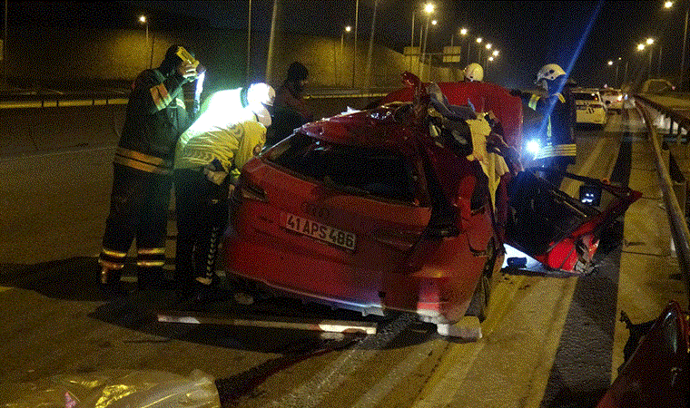 Kocaeli’nde feci kaza… Otomobil TIR’a çarptı: 1 ölü, 3 yaralı