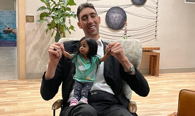 Dünyanın ‘en uzun adamı’ ve ‘en kısa kadını’ Kaliforniya’da buluştu