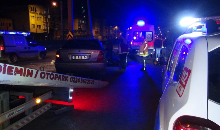 Alkollü sürücünün kullandığı otomobil direğe çarptı: 3 yaralı