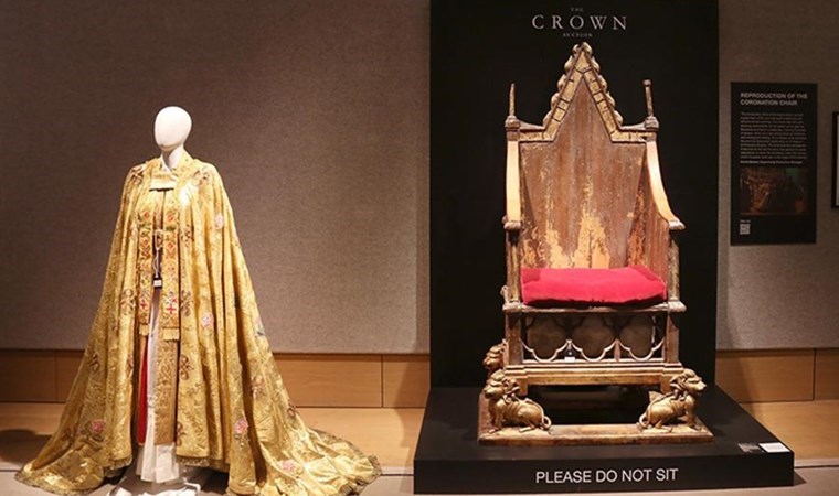 The Crown dizisinde kullanılan kıyafet ve aksesuarlar açık artırmayla satılıyor