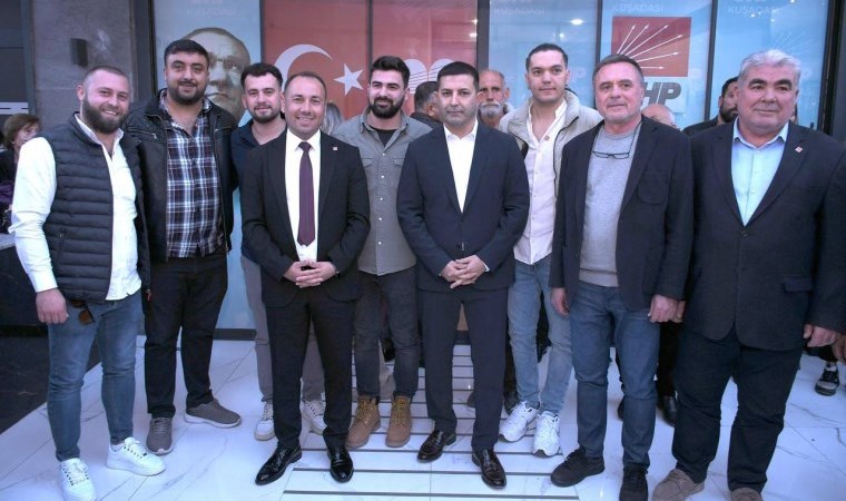 İYİ Parti’den istifa eden 100 kişi CHP rozeti taktı