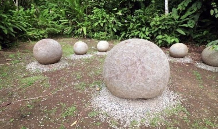 Açıklanamayan gizemli nesne: Tarladaki dev taş küreler